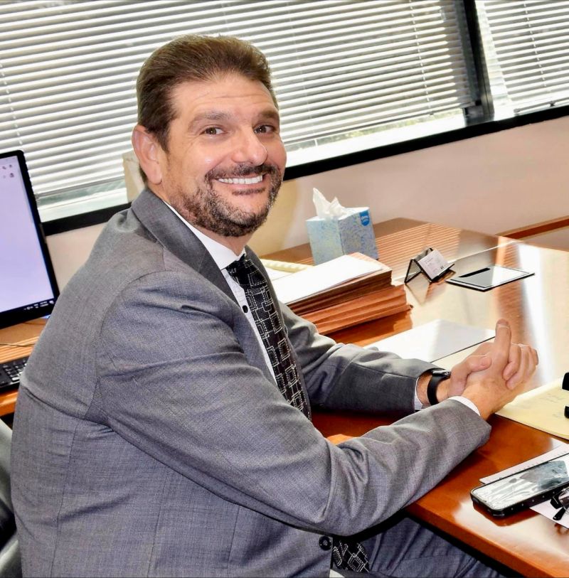 Abogado Ángel Leal en su oficina